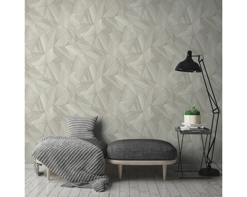 Vardagsrum med geometrisk tapet, bänk, golvlampa och sidobord