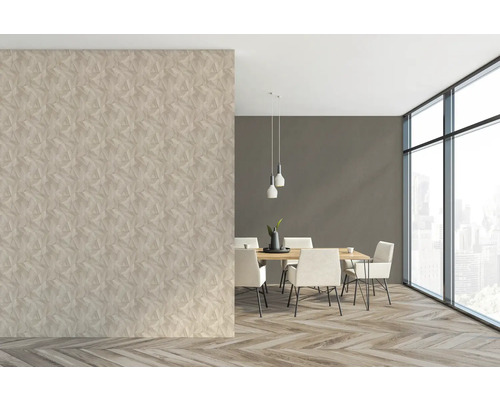 Ljus matsal med matbord, stolar, pendellampor och mönstrad tapet