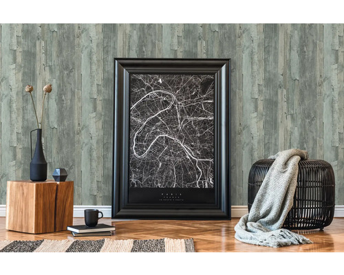 Dekorativ inredning med träpanelstapeter, inramad karta, pall och hemtillbehör