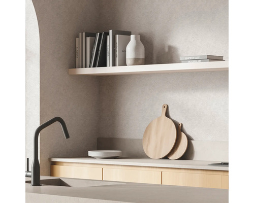 Köksscen med diskho, armatur, disk, skärbrädor och hyllor med böcker och dekorationer.