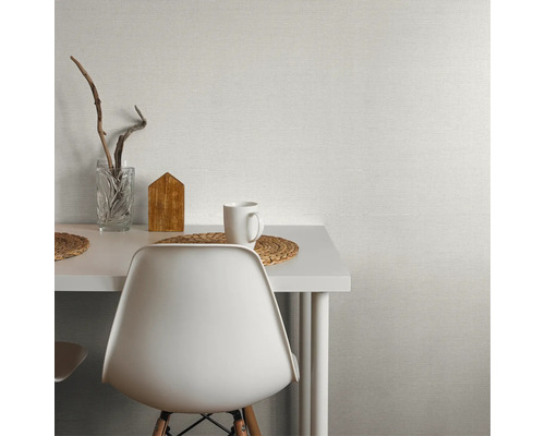 Ljust vardagsrum med bord, stol, dekoration och ljus tapet