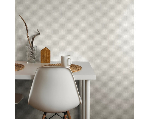 Ljust mönstrad tapet bakom ett matbord