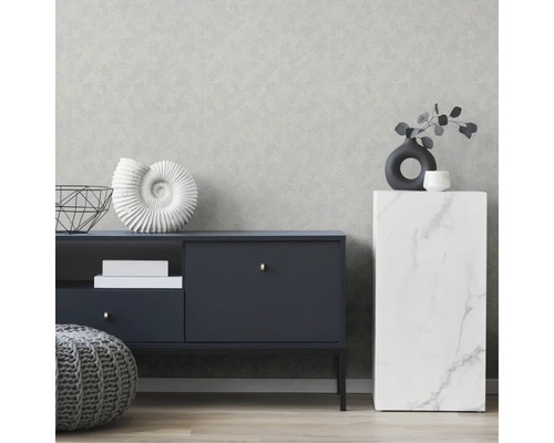 Vardagsrum med grå strukturtapet, skänk, dekoration och sittpuff