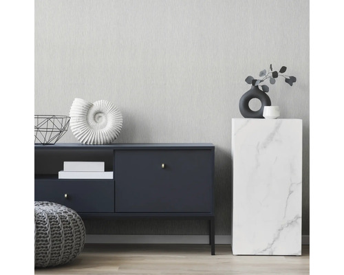 Vardagsrumsscen med byrå, dekorationsobjekt och pall