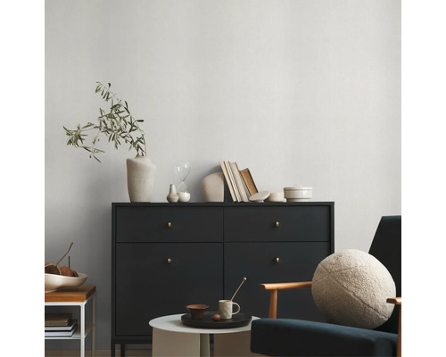 Vardagsrum med byrå, dekoration och fåtölj