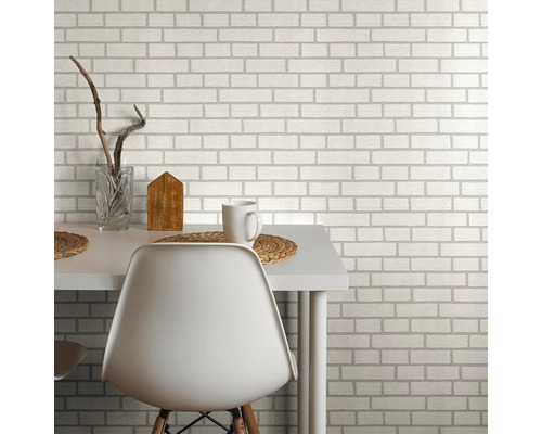 Vardagsrum med tapet med tegelmönster, bord och stol