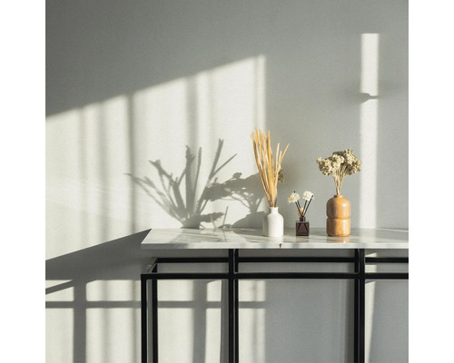 Dekorativa torkade blommor i vaser på ett bord