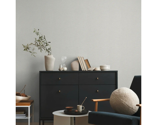 Vardagsrum med byrå, fåtölj och dekoration