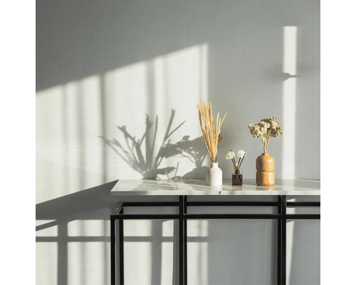 Dekoration med vaser och torkade blommor på bord