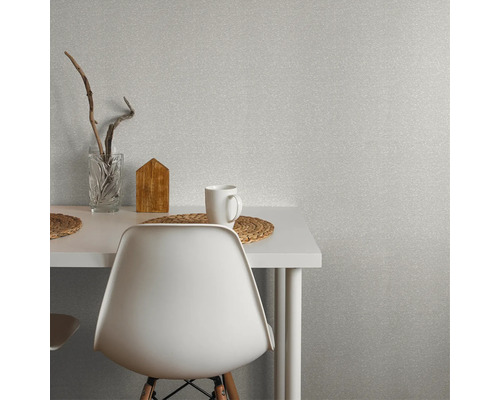 Scen med bord, stol, dekoration och tapet