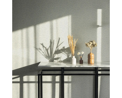 Scen med mönstrad tapet och dekoration på ett bord