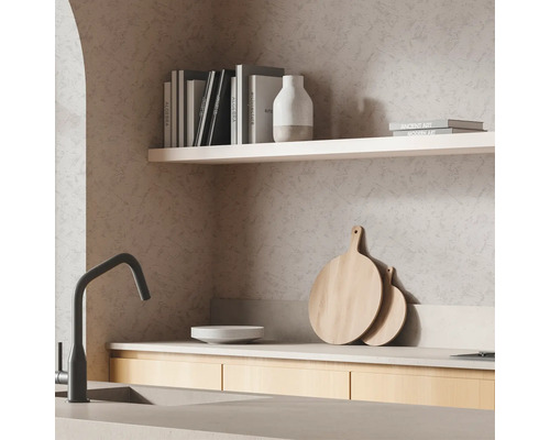 Modernt kök med diskho, kran, skärbrädor och hylla