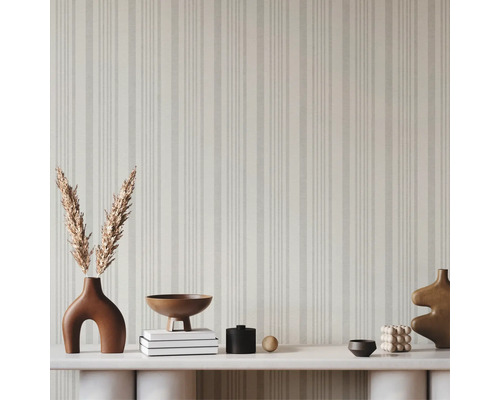 Interiörbild med randig tapet och dekorativa föremål på en hylla