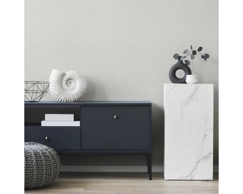 Vardagsrumsscen med skänk, dekoration och pall