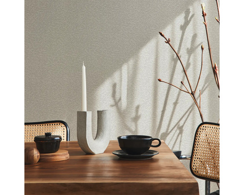 Dukat bord med dekorationer och stolar i ett ljust rum.