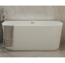 Fristående badkar med handdukshängare i badrummet.