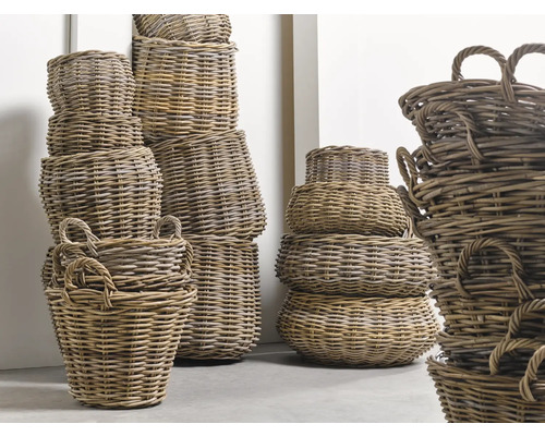 Flera staplade korgar av pil av olika storlekar med handtag.