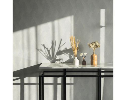 Dekorativt stilleben med bord, vaser och geometrisk tapet