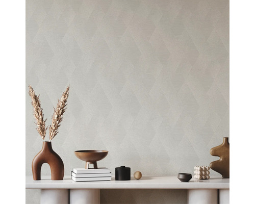 Dekorativt rum med geometrisk tapet, vaser och skålar på en hylla