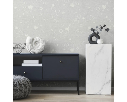 Vardagsrum med grå tapet med cirkeldesign, skänk och dekoration