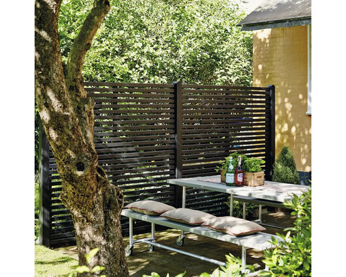 Trädgårdsscen med insynsskydd, bord och bänk