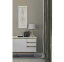 Dekorativt vardagsrum med skänk, lampa, tavla och gardin