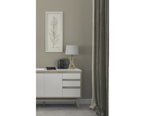 Dekorativt vardagsrum med skänk, lampa, tavla och gardin