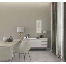 Matsal med matbord, stolar, skänk, lampor och dekoration