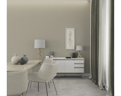 Matsal med matbord, stolar, skänk, lampor och dekoration