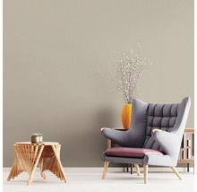 Vardagsrum med fåtölj, sidobord och textiltapet