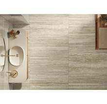 Beige kakel i badrum med handfat och spegel