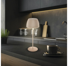 Bordslampa med plisserad lampskärm på en köksbänk