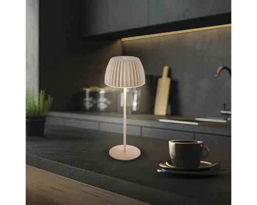 Bordslampa med plisserad lampskärm på en köksbänk
