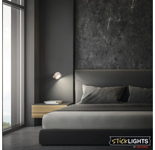 Sovrum med säng, sängbord och Sticklights lampa