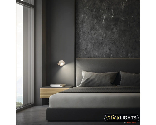 Sovrum med säng, sängbord och Sticklights lampa