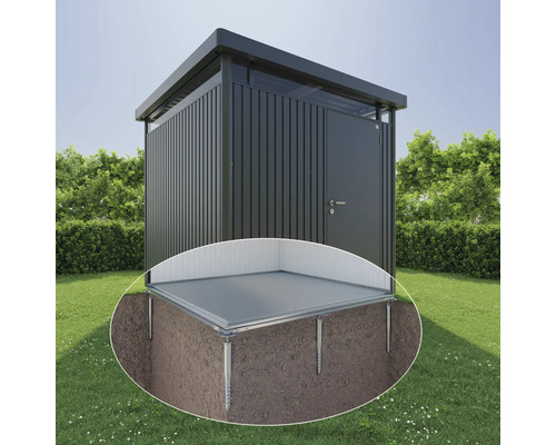 Metallförråd med skruvfundament i trädgården