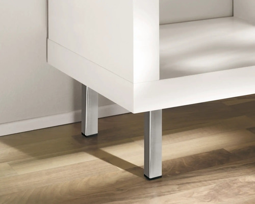 Detalj av ett vitt badrumsskåp med metallben