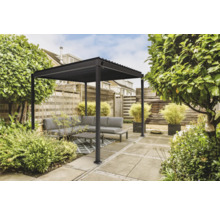 Terrass med modern pergola, sittgrupp och växter