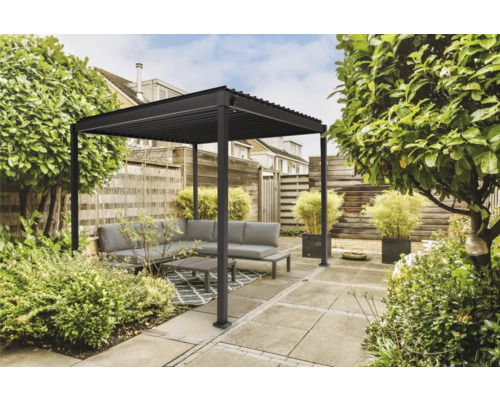 Terrass med modern pergola, sittgrupp och växter