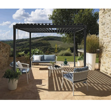 Terrass med pergola, sittmöbler och utsikt över landskapet