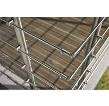 Detaljvy av ett rostfritt stålräcke på en terrass