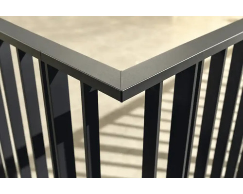 Detaljbild av ett räcke med metallstänger