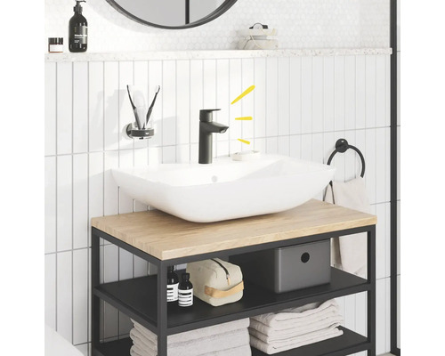 Tvättställ för badrum med blandare på underskåp med hyllor