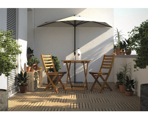 Terrass med trädgårdsbord, stolar, parasoll och växter för en mysig atmosfär