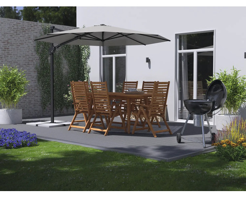 Terrass med trädgårdsmöbler i trä, parasoll och grill