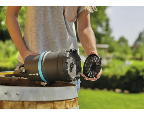 Gardena regnvattentunna med filter förberedd för användning i trädgården