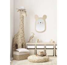 Barnrum med stor giraffdjur, spegel med björnansikte och förvaringsmöbler