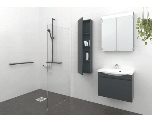 Badrum med dusch, tvättställ, spegelskåp och högskåp