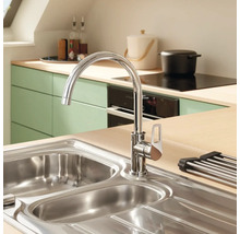 Diskho med blandare i ett ljust kök.