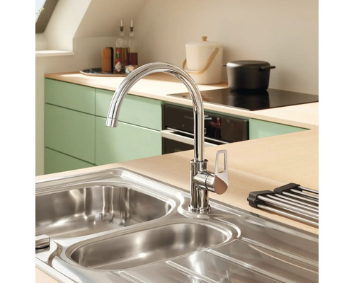 Diskho med blandare i ett ljust kök.